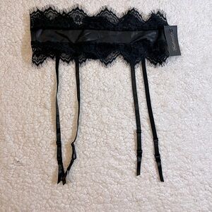 Frederick’s of Hollywood Black Lace Trimmed Garter Belt Size L/XL NWT